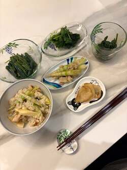 藤あや子、故郷・秋田から届いた山菜を使った手料理を公開「この時期の日常だったなぁ」 