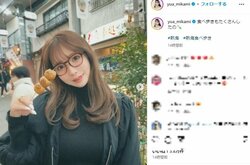 三上悠亜、メガネ姿で食べ歩きをする“プライベートショット”を披露 「見てて飽きない可愛らしさ」「惚れてまうやろ～」の声