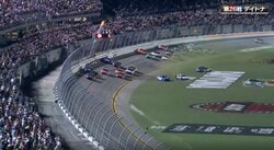 「嘘でしょ」「F1ならペナルティ」チェッカー手前で劇的展開 「まさに漁夫の利」信じ難い結末にファン＆放送席が騒然