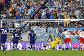 【W杯】メッシとシュチェスニーの接触、PK判定の是非は？　微妙なシーンも「競技規則上は反則と理解できる」