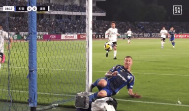 ガシャン！ 町田FWが“ポスト激突”で衝撃音→スタジアム＆SNS騒然「すげぇ音した」「それは痛い…」「デューク大丈夫か？」