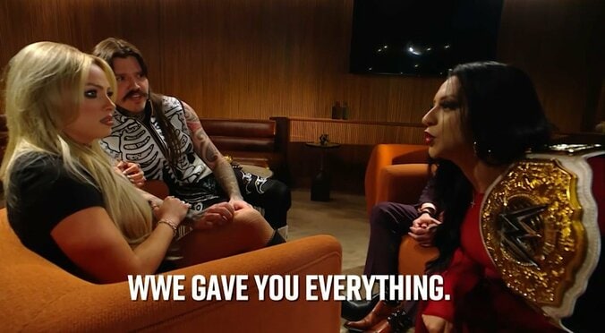 「顔はやめてあげて」美しき“悪女”レスラー、因縁相手をマイクで殴打 “半失神”状態に「すげえ音した」ファン悲痛 2枚目