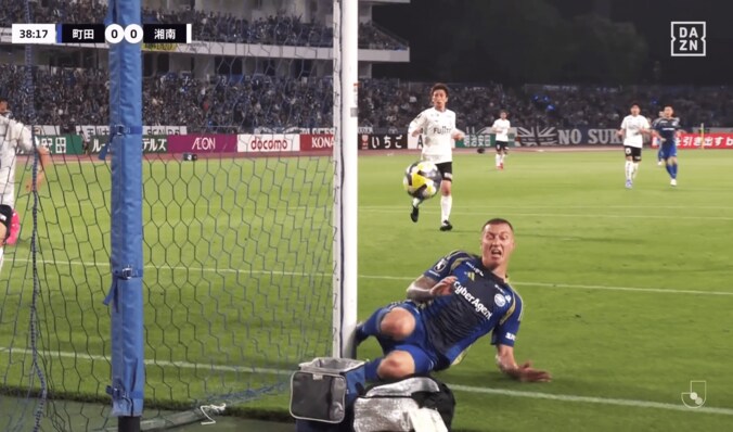 【写真・画像】「バケモノやん！」元日本代表GKの“神すぎるワンハンドセーブ”が話題沸騰「シュミットそれ止めるかw」「絶対入ったと思った」鈴木優磨も絶句　1枚目