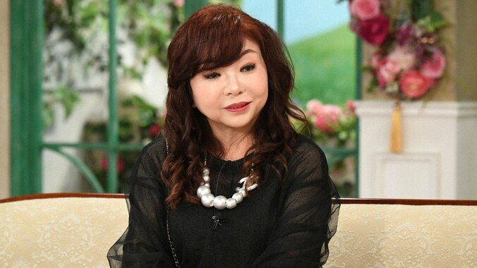 「一生ミニスカート」62歳ハイヒール モモコ、貫禄の全身シャネルコーデで圧巻美脚を披露 4枚目