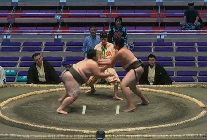 【写真・画像】「もう一番取るんかい！」“異色”の新人力士、取組後に“うっかり”ハプニング 「初々しくてかわいい」ファンほっこり　1枚目