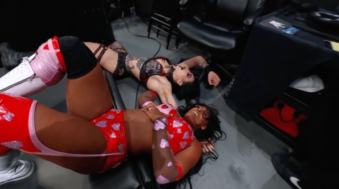 倒れ込むリア・リプリーとラッシュ・レジェンド