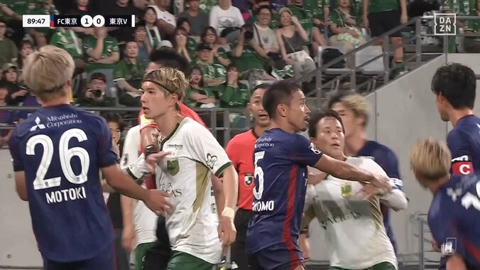 【映像】倒れた選手にボールを当てる行為→小競り合いに 