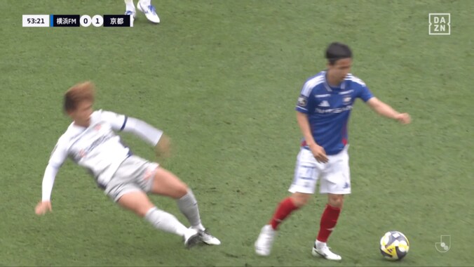 「レスリングするなよ」マリノスMFが執拗マークに激昂！喉元を突き飛ばす…「天野さん酷くないっすか？」「なぜ福岡にもイエロー？」“喧嘩両成敗”の一部始終が物議 5枚目