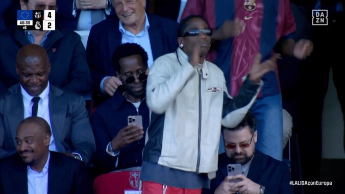 「ブチ上がってる！」HIPHOPスターが激闘クラシコで狂喜乱舞→SNS騒然「トラヴィス興奮しすぎ笑」「バルサファンだったのか」「スニーカー全部売るわ」「嫌いになりそう」 2枚目