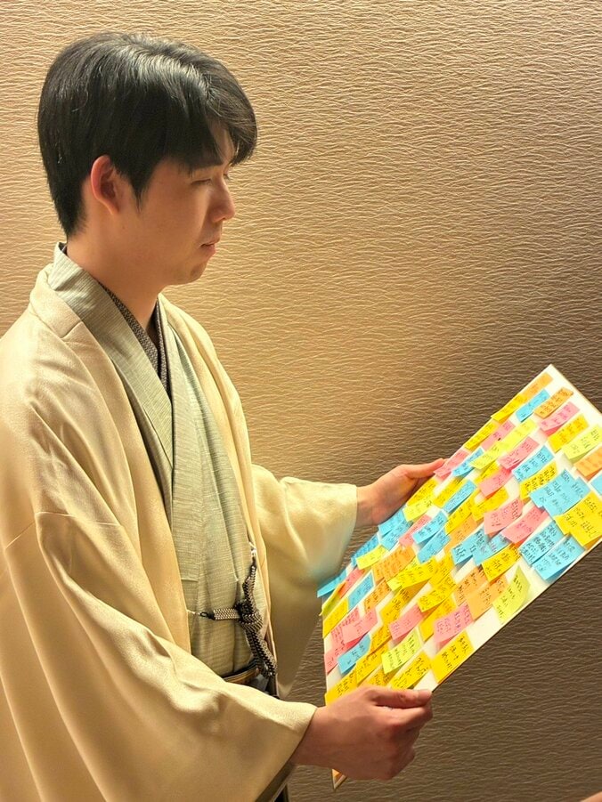 メッセージを読み込む藤井棋王（1/5）