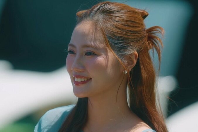 【写真・画像】「あーんしてもらっていい？」肩出し＆美脚際立つショーパン姿の22歳ギャル系美女、初対面の爽やかイケメンと急接近　1枚目