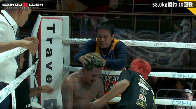 8ラウンド終了時にコーナーでえずくカシメロ