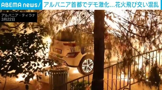 路上が炎上する様子