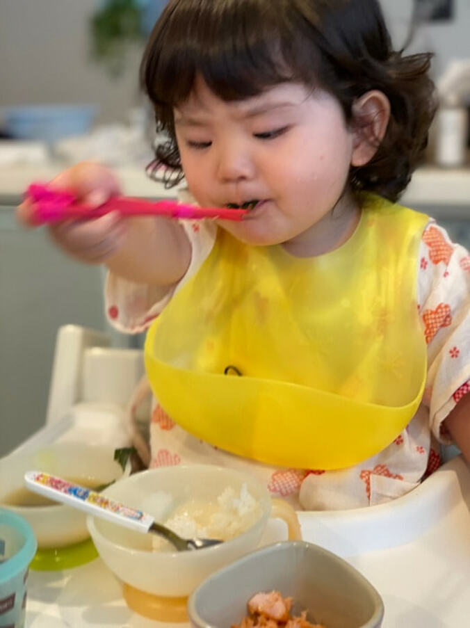 相沢まき、一生懸命ご飯を食べる娘の姿を紹介「箸の持ち方のクセが強い」 1枚目