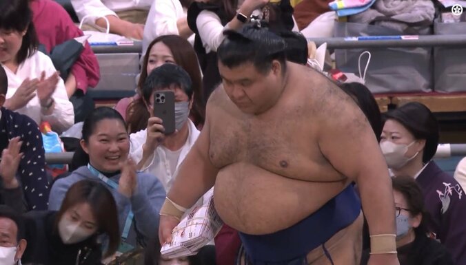 高安の右手には懸賞金の束が