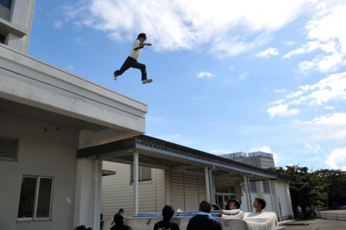 『僕やり』窪田正孝、“命綱なし”屋上飛び降りシーンの裏側を初公開「色んな角度から何度も何度も…」 2枚目