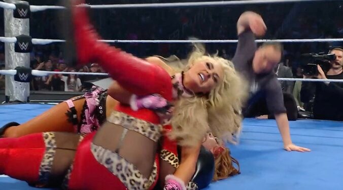 ナイアの額には流血が見られた