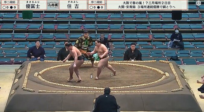 たった“一撃”で…力士が土俵の反対側に吹っ飛ぶ光景に館内どよめき「吹っ飛んだ」「反対側まで」 4枚目