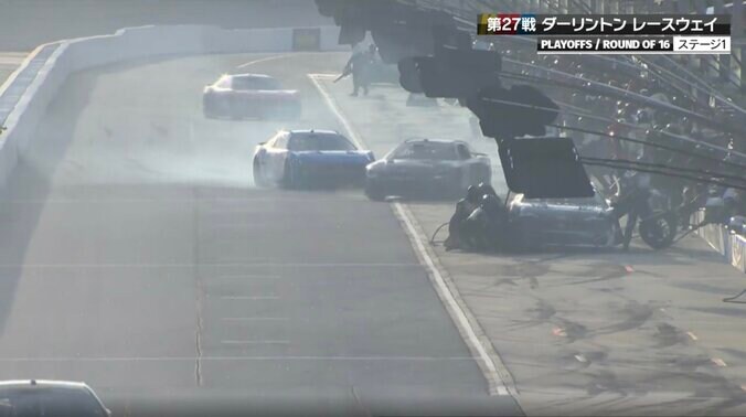 「なんてミスだ！」ピット内であわや衝突事故→慌ててタイヤに接触→行き過ぎてバックで戻る F1なら厳罰？ドタバタ劇に実況騒然 2枚目