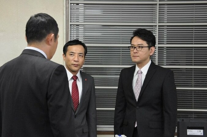 ナイツ・土屋伸之が“ヤホー検索結果”を報告？ 相方・塙宣之が熱演中のドラマ『警視庁・捜査一課長』にゲスト出演 2枚目