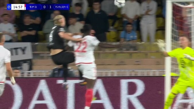 ありえないだろ！怪物ハーランド、超人的“ジャンピングループ”が話題沸騰「やばすぎる」「まさに理不尽」超速抜け出し→圧巻ワンタッチゴラッソが決まった瞬間 4枚目