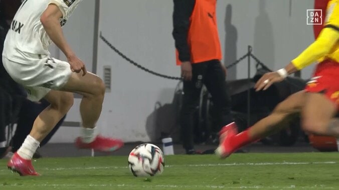 わざとだろ！中村敬斗、非道な極悪スライディングに転倒悶絶「完全に削りに行くようなタックル」「大丈夫か」全力で足元に突っ込む危険プレーにファン激怒 5枚目