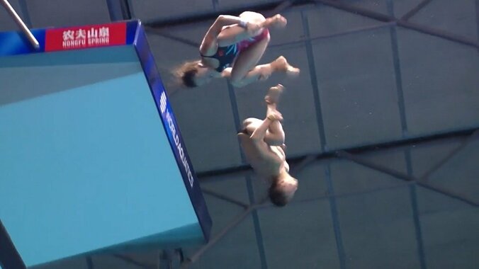 あ、ずれた！？いえ、わざとです「飛込大国」中国チーム、0.1秒の微調整で入水時はぴったり“ジュポン”の神演技 1枚目