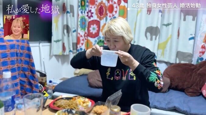 【写真・画像】特売の惣菜をカップ氷のレモンサワーと流し込み…43歳“売れない”女芸人の生活にぺえが共感「私と一緒」　1枚目