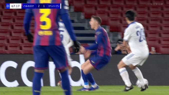 「ファウルちゃうやろ」日本代表DFの“PK献上”が物議！レヴァンドフスキとの接触は「正直アンラッキー寄り」「これも経験」 5枚目