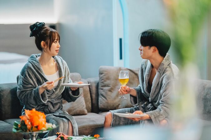 【写真・画像】美女のキャミの肩ひもを外し「これ取っていい？」お互いの体に触れイタズラ描き…ドキドキ展開に　2枚目