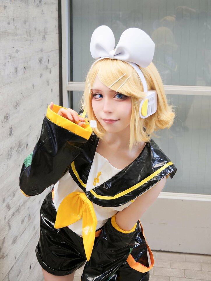 [Photos/Images] Posing to Capture the Little Sister Vibe... Cosplaying the Energetic Kagamine Rin 4th