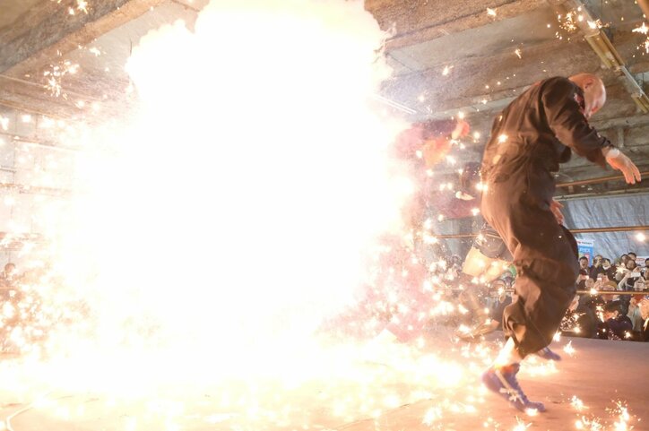 青木真也、「麻薬」を味わう! 『爆破甲子園』で大仁田厚の爆破バット一閃