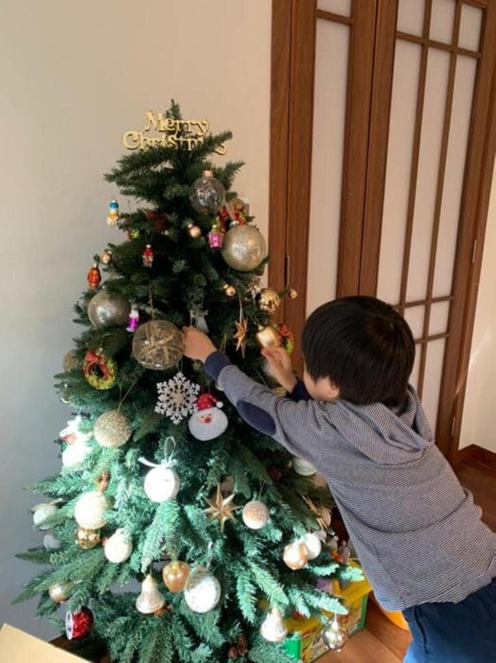  小倉優子、次男と飾ったクリスマスツリーを公開「今からわくわく」 