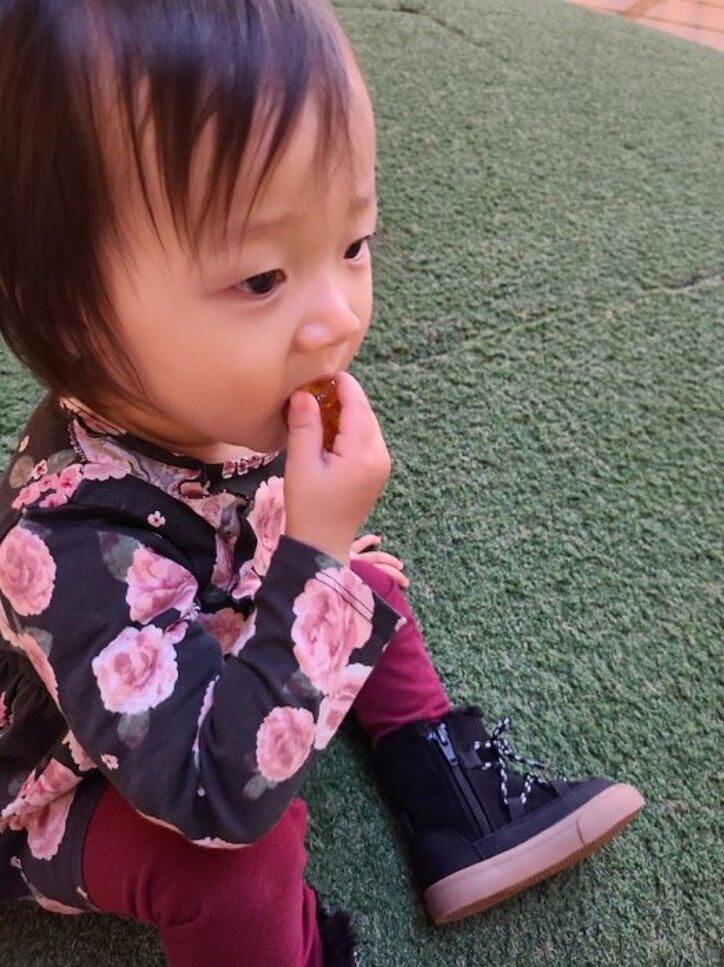 小原正子、好物を食べる子ども達の姿を公開「みんなグミめっちゃ好き」