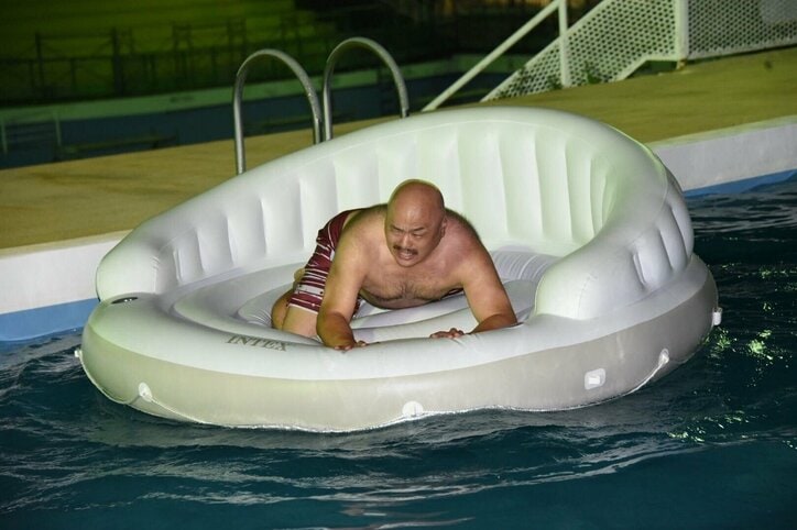 クロちゃん、流れるプールで“闘うグラドル”に暴走行為 路上プロレスで“強制”退場！