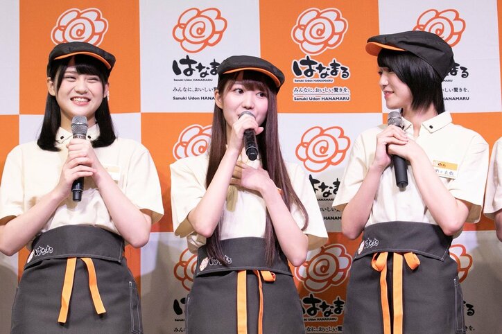 「絶対お肉！」=LOVEがはなまるうどんの新商品をピーアール＆配膳する