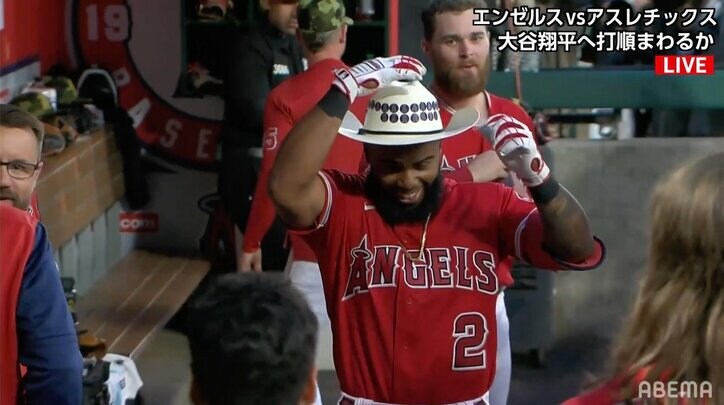 被りたかったのはこれじゃない…? 今季初HRのレンヒーフォを“グラブ”で歓迎 恒例のカウボーイハットは「自分でかぶったw」