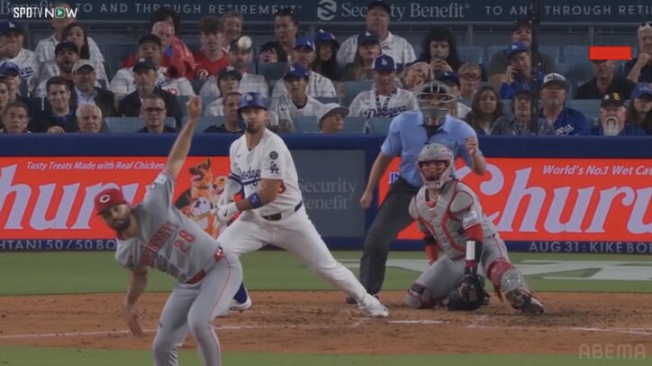 【映像】“曲芸キャッチ”失敗→グラブがとんでもない方向に吹っ飛ぶ