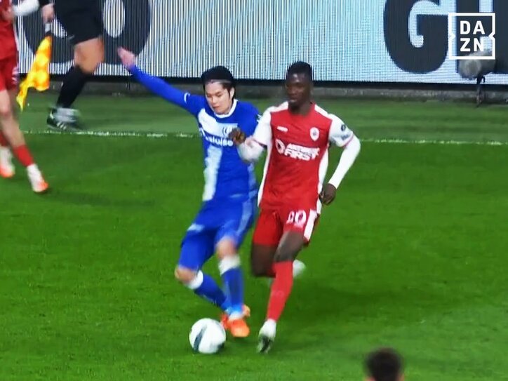 【写真・画像】「うわぁー！」日本代表SB、“危険ハイキック”被害で絶叫悶絶…スタジアムは大ブーイング→関根大輝をファン心配「大丈夫？」　1枚目