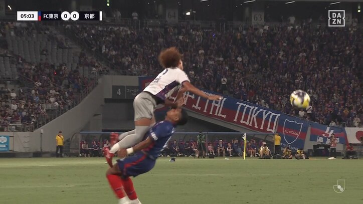 【映像】ジャンプしてる相手に突っ込み空中大激突