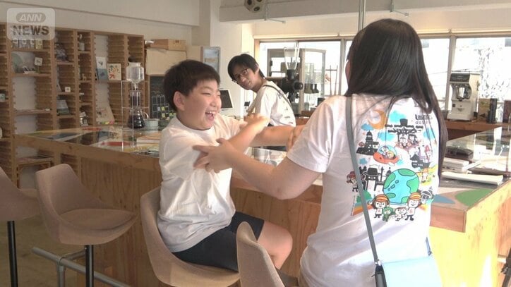 2025年8月29日、母・舞奈美さんと「アルプス一万尺」をして遊ぶ姿も