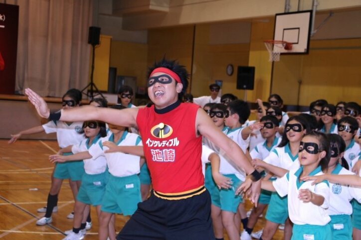 サンシャイン池崎、100人の小学生たちとキレキレダンスを披露