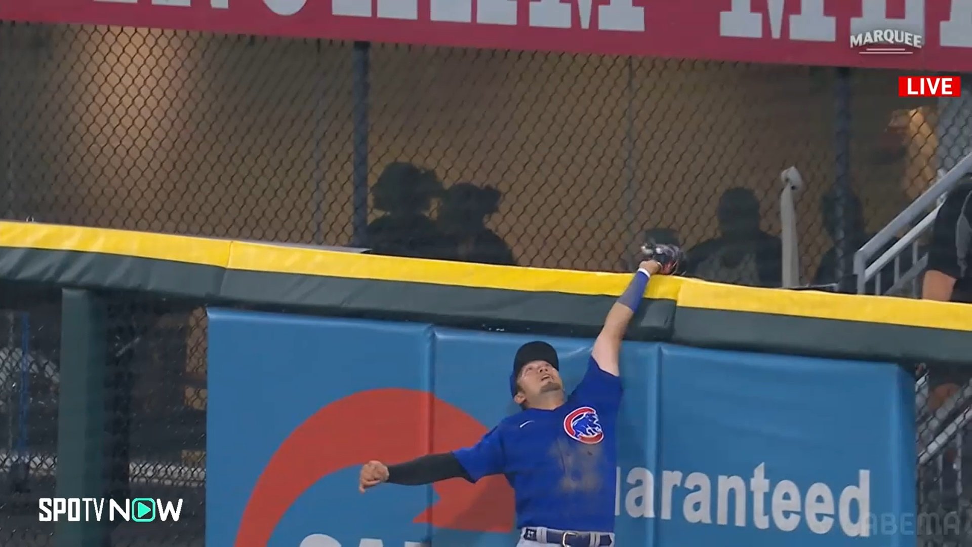 鈴木誠也、満塁被弾を防ぐ“ホームランキャッチ”でチームの4連勝に貢献! 打っては2試合ぶり安打&1盗塁 野球 ABEMA TIMES