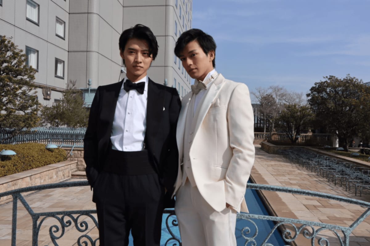 タキシード姿の山崎賢人×新田真剣佑、“甘すぎるツーショット”を限定