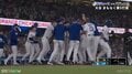 「なにしてんのw」ドジャース劇的サヨナラホームランで大歓喜→大谷翔平がテンションMAXでみせた“まさかの行動”にファンツッコミ「なんで由伸w」