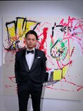 花田優一、タキシード姿で自身の個展へ「作品が手元を離れると、途端に製作意欲は出てくるもので」