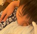  市川團十郎、稽古の合間に一休みする息子の姿を公開「可愛い」「お疲れ様」の声 