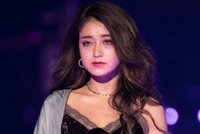 みちょぱ、“片肩ちらり”のセクシーニットファッションに反響「鎖骨綺麗」「カッコいい、お洒落、最高」