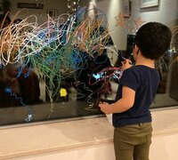 宮崎謙介『窓ガラスに落書き』