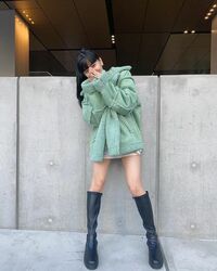 「足長いし細いし神」「絶好調にかわいい」Hina、美脚際立つキュートなオフショットに称賛の声